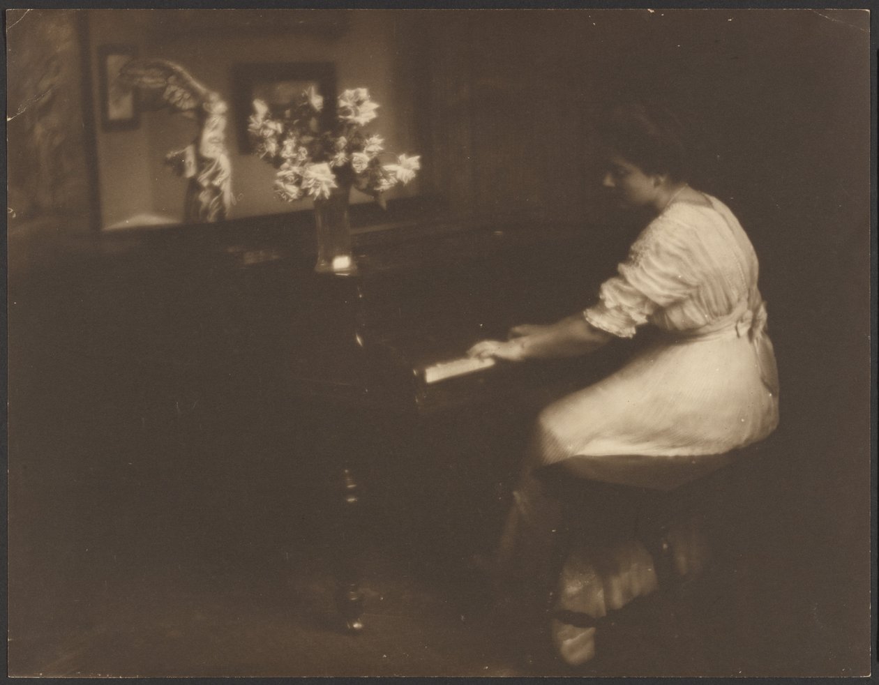 [Mujer tocando el piano] de Louis Fleckenstein