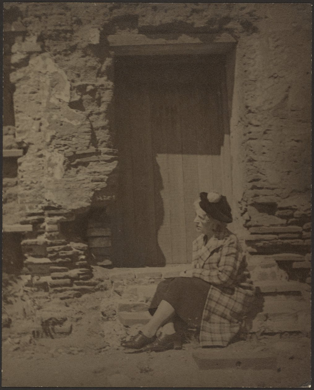 [Mujer sentada ante edificio en deterioro] de Louis Fleckenstein