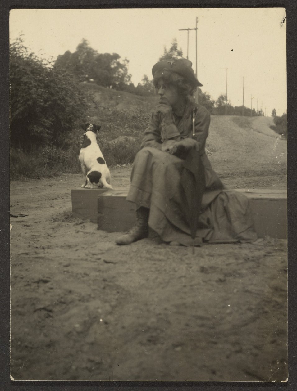 [Mujer sentada con perro] de Louis Fleckenstein