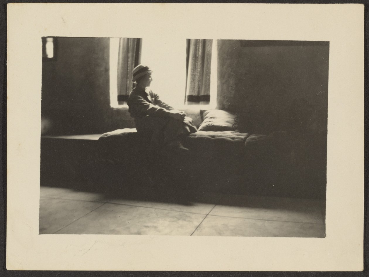 [Mujer sentada en la ventana] de Louis Fleckenstein