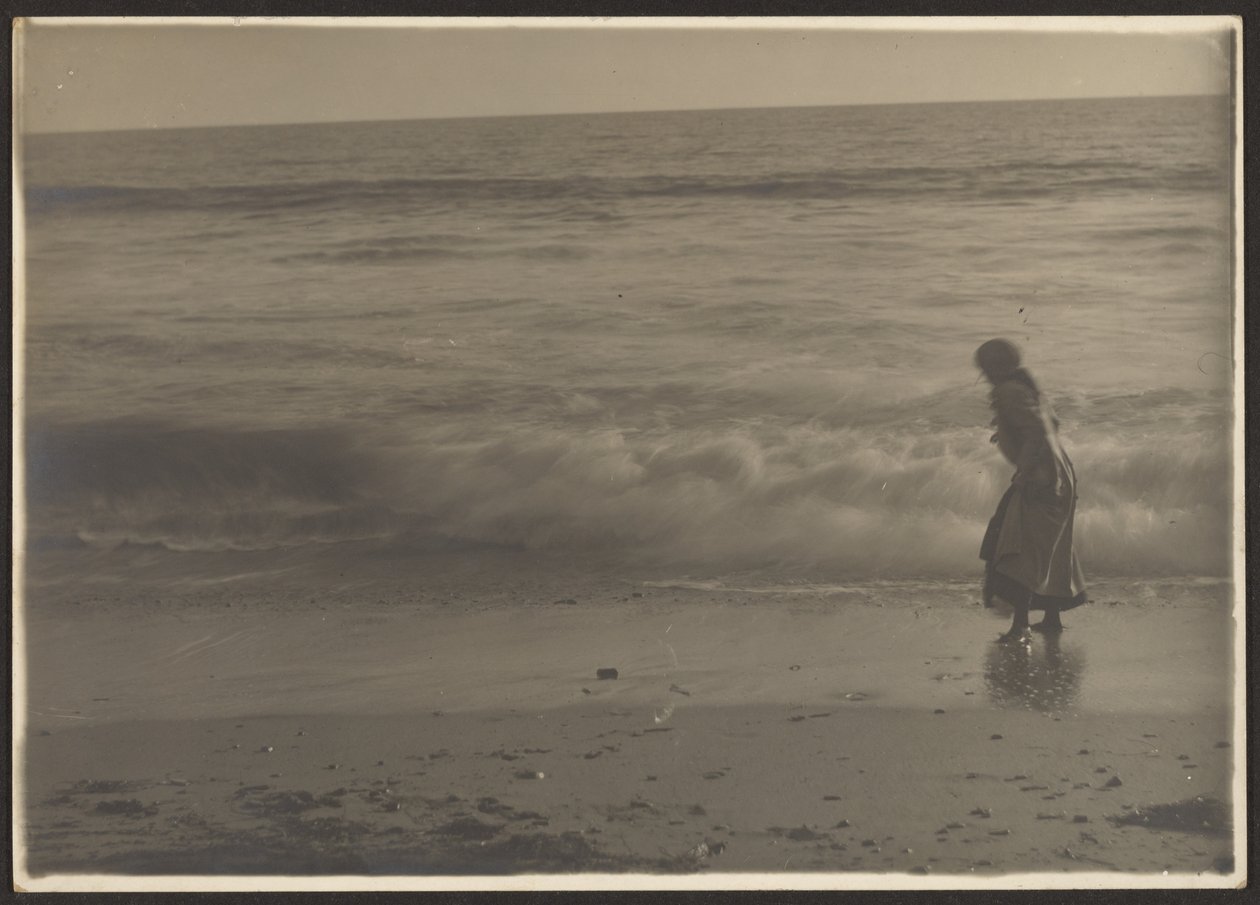 Mujer caminando en la rompiente de la playa de Louis Fleckenstein