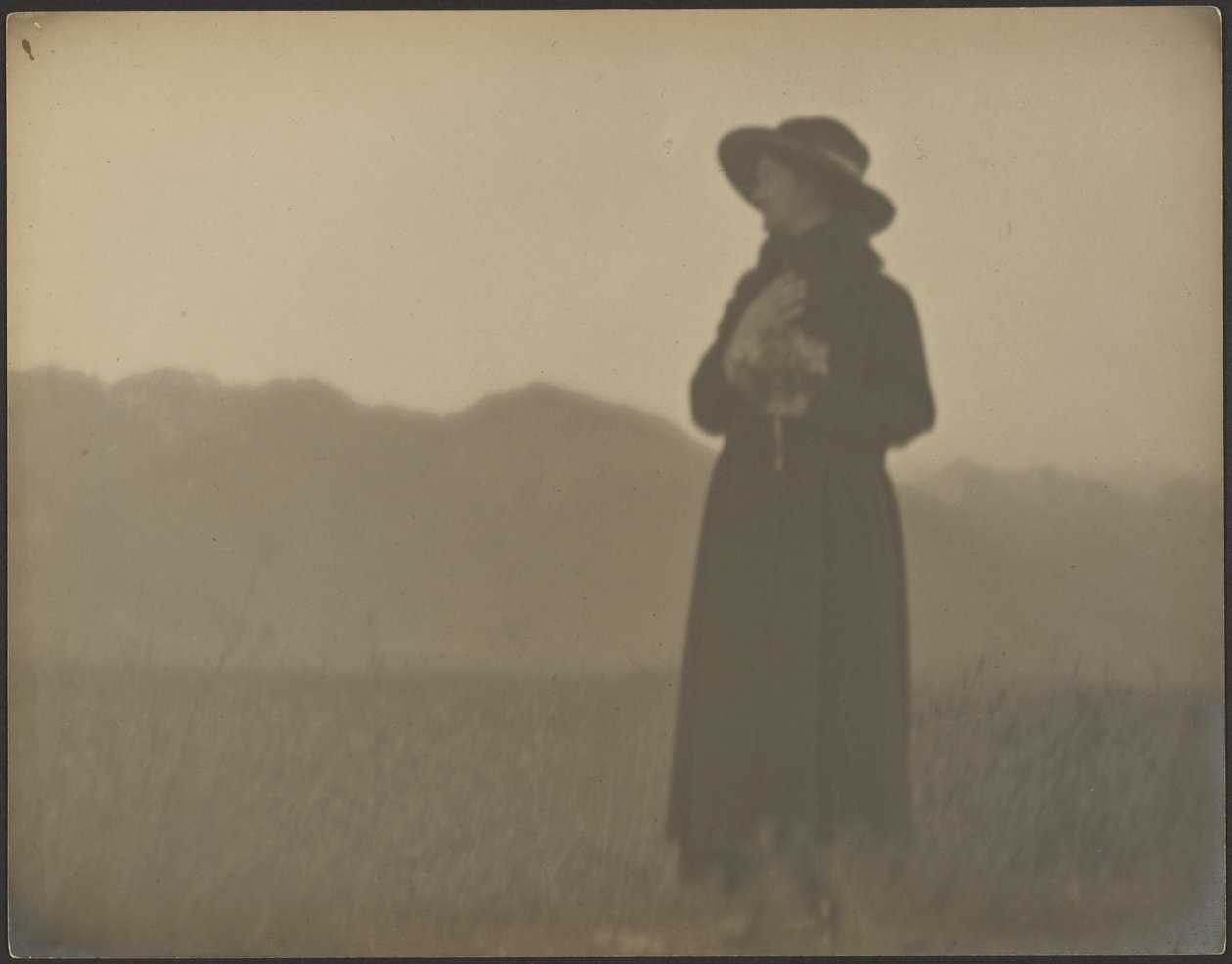 [Mujer vestida de negro en un campo] de Louis Fleckenstein