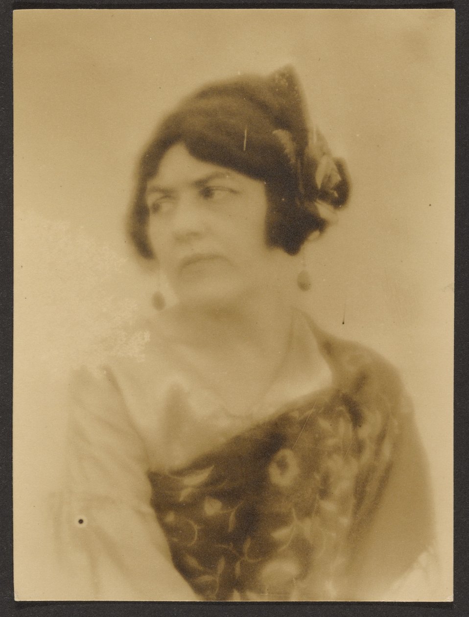 [Mujer envuelta en una bufanda] de Louis Fleckenstein