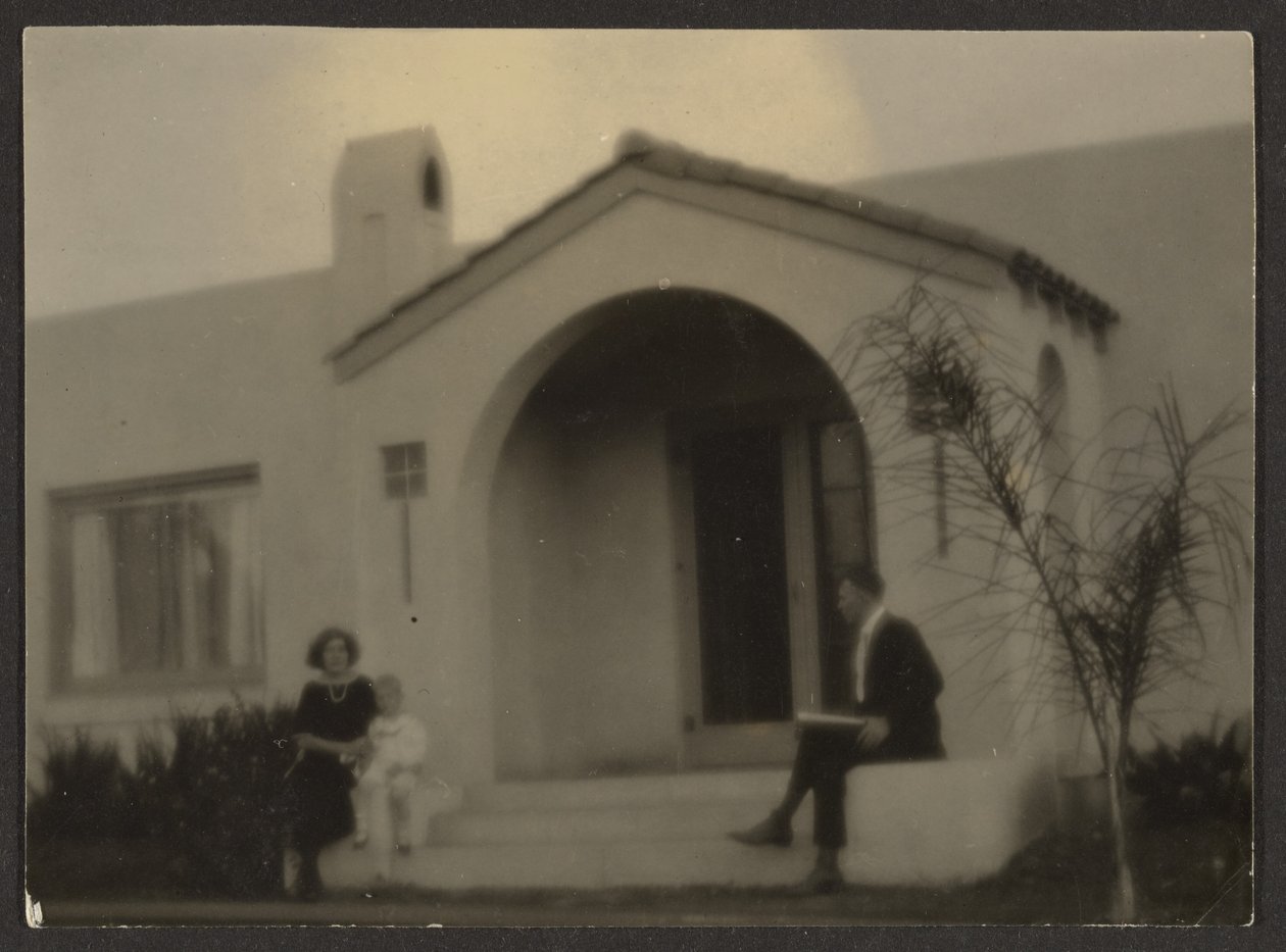 [Una mujer y un hombre delante de una casa] de Louis Fleckenstein