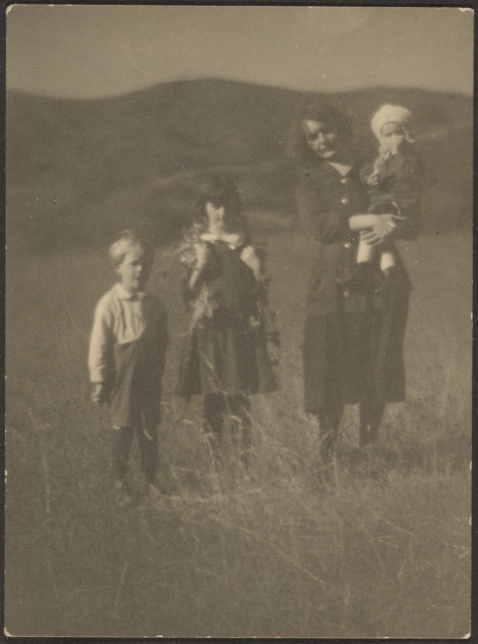[Mujer y tres niños en el campo] de Louis Fleckenstein
