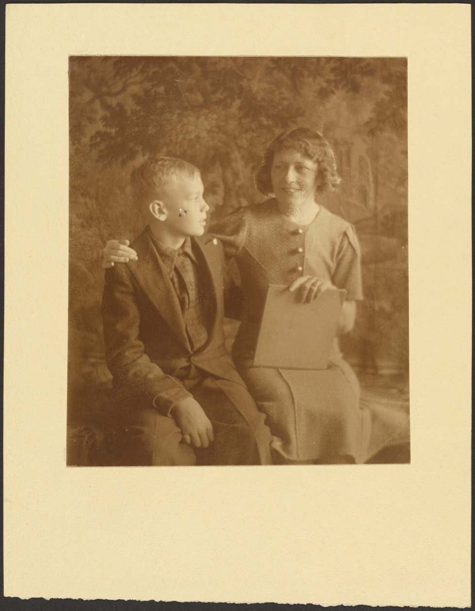 [Mujer y joven sentados ante un tapiz] de Louis Fleckenstein