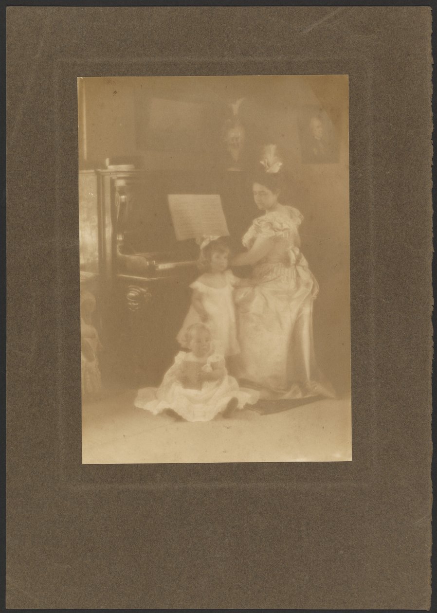 [Mujer al piano con niños] de Louis Fleckenstein