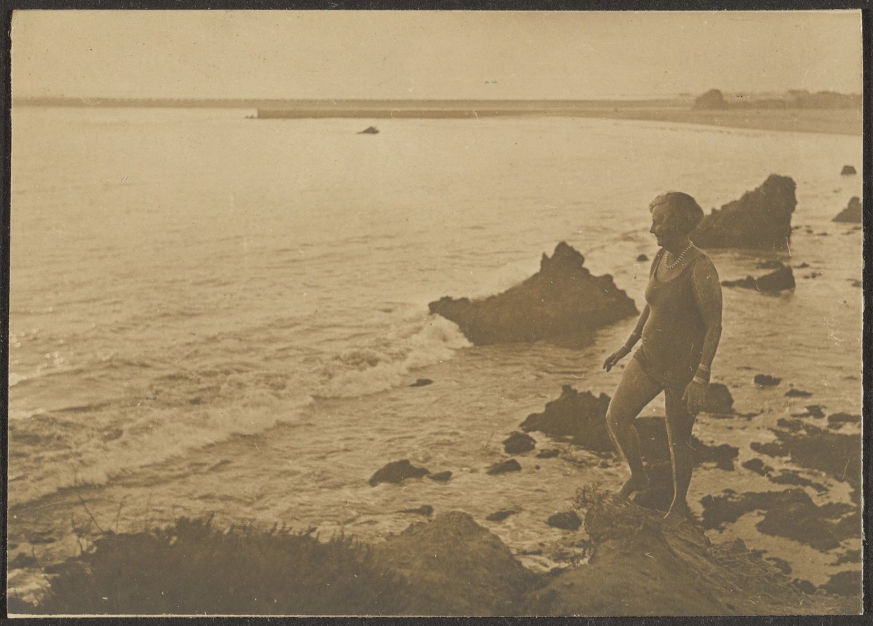 [Mujer en la playa] de Louis Fleckenstein