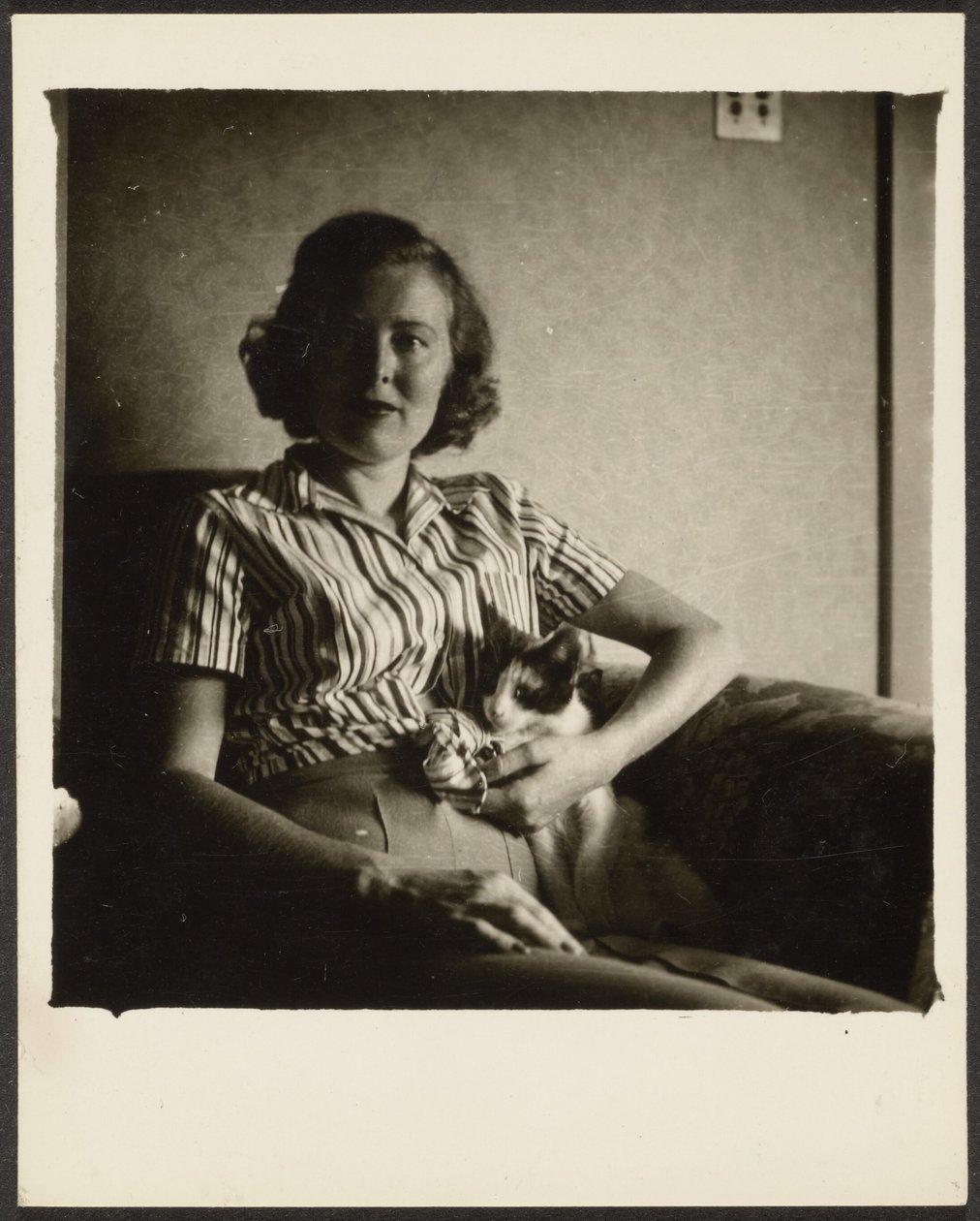 [Mujer en una silla con un gato] de Louis Fleckenstein