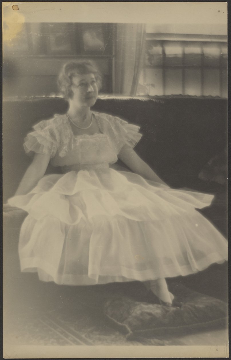 [Mujer con vestido de gasa sentada en un sofá] de Louis Fleckenstein