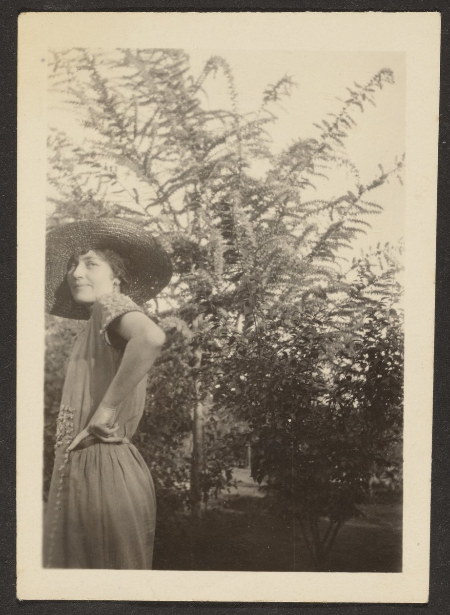 [Mujer con sombrero de pie en el huerto] de Louis Fleckenstein