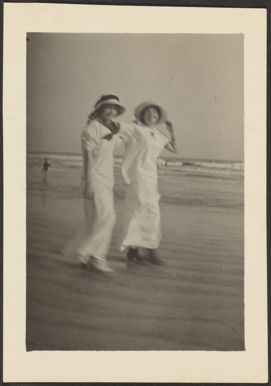 [Mujer con vestidos blancos en la playa] de Louis Fleckenstein