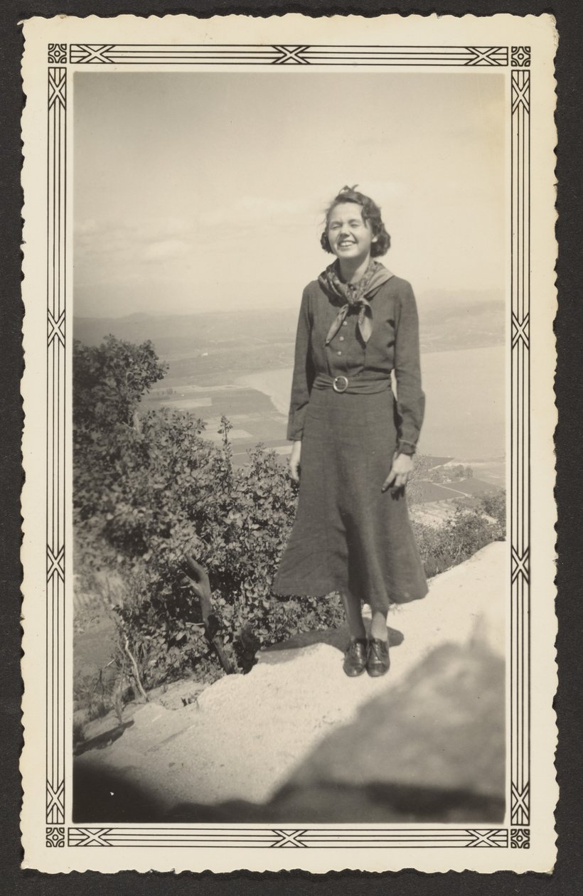 [Mujer en una colina] de Louis Fleckenstein