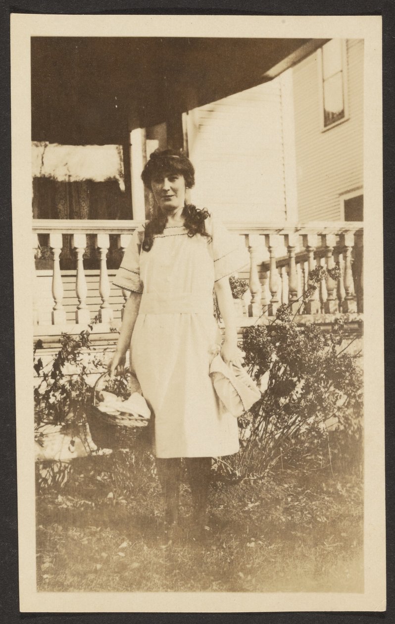 [Mujer con cesta de picnic] de Louis Fleckenstein