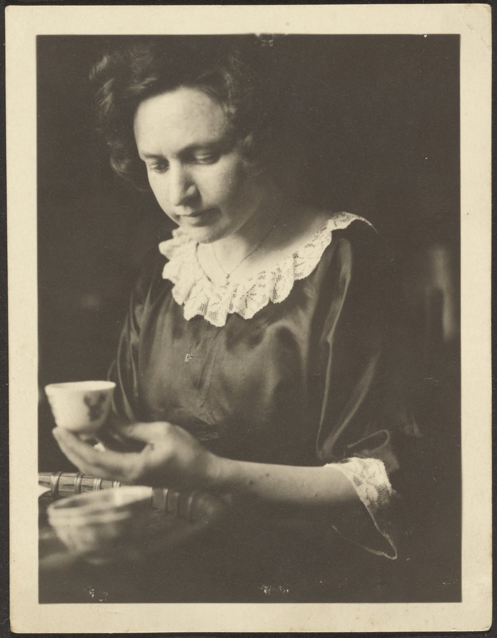 Mujer con taza de té de Louis Fleckenstein