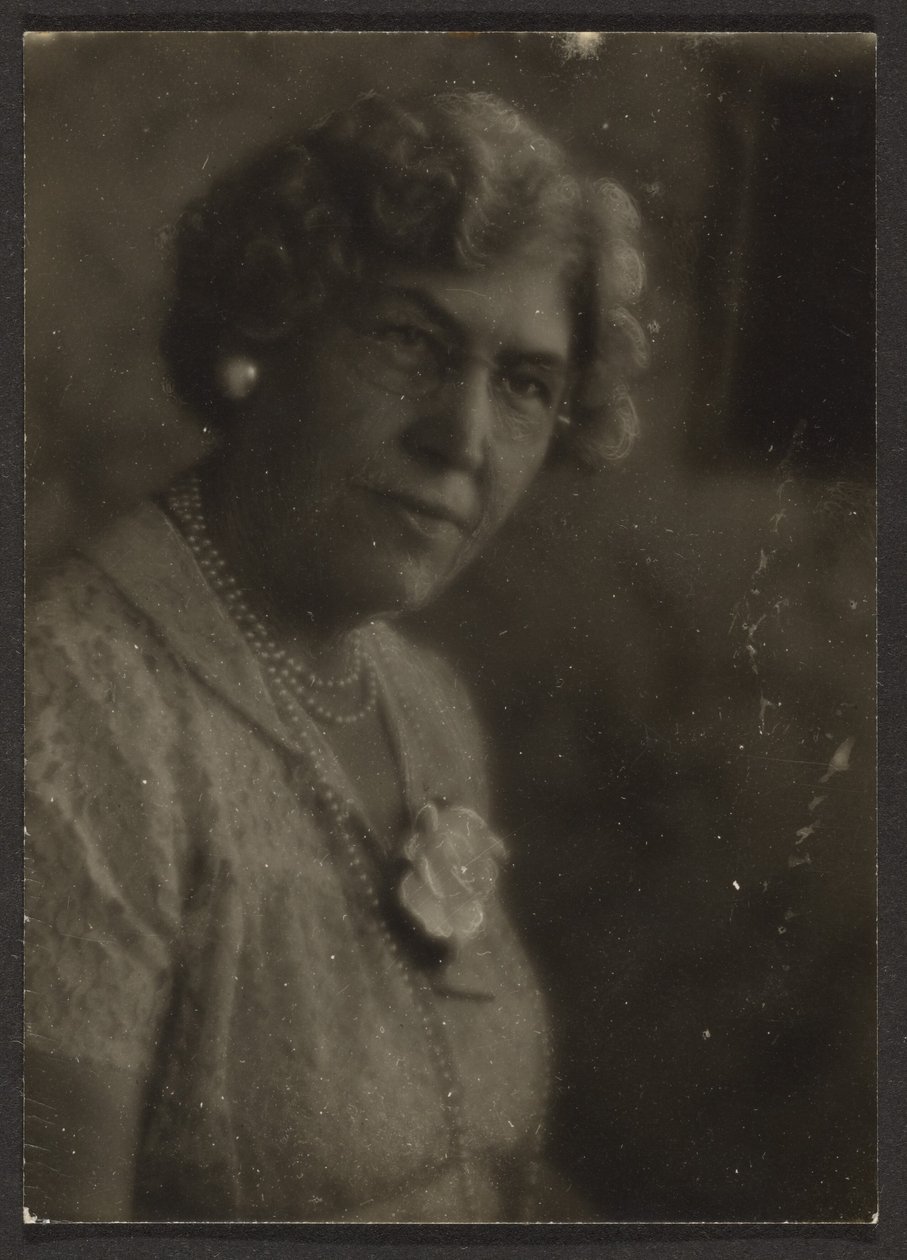 [Mujer con flor blanca y perlas] de Louis Fleckenstein