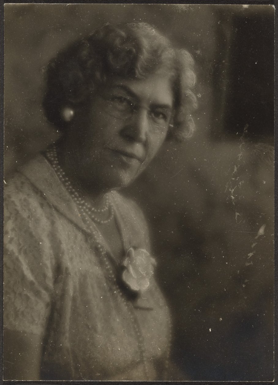 Mujer con flor blanca y perlas de Louis Fleckenstein