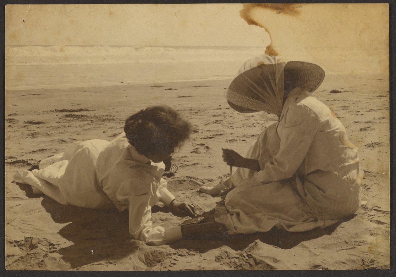 [Mujeres descansando en la playa] de Louis Fleckenstein