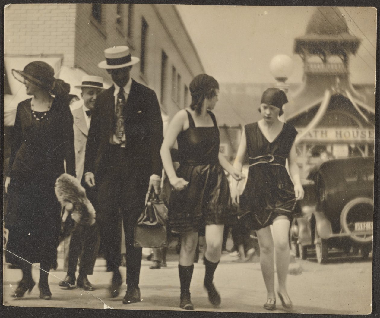 [Mujeres disfrazadas en la calle] de Louis Fleckenstein