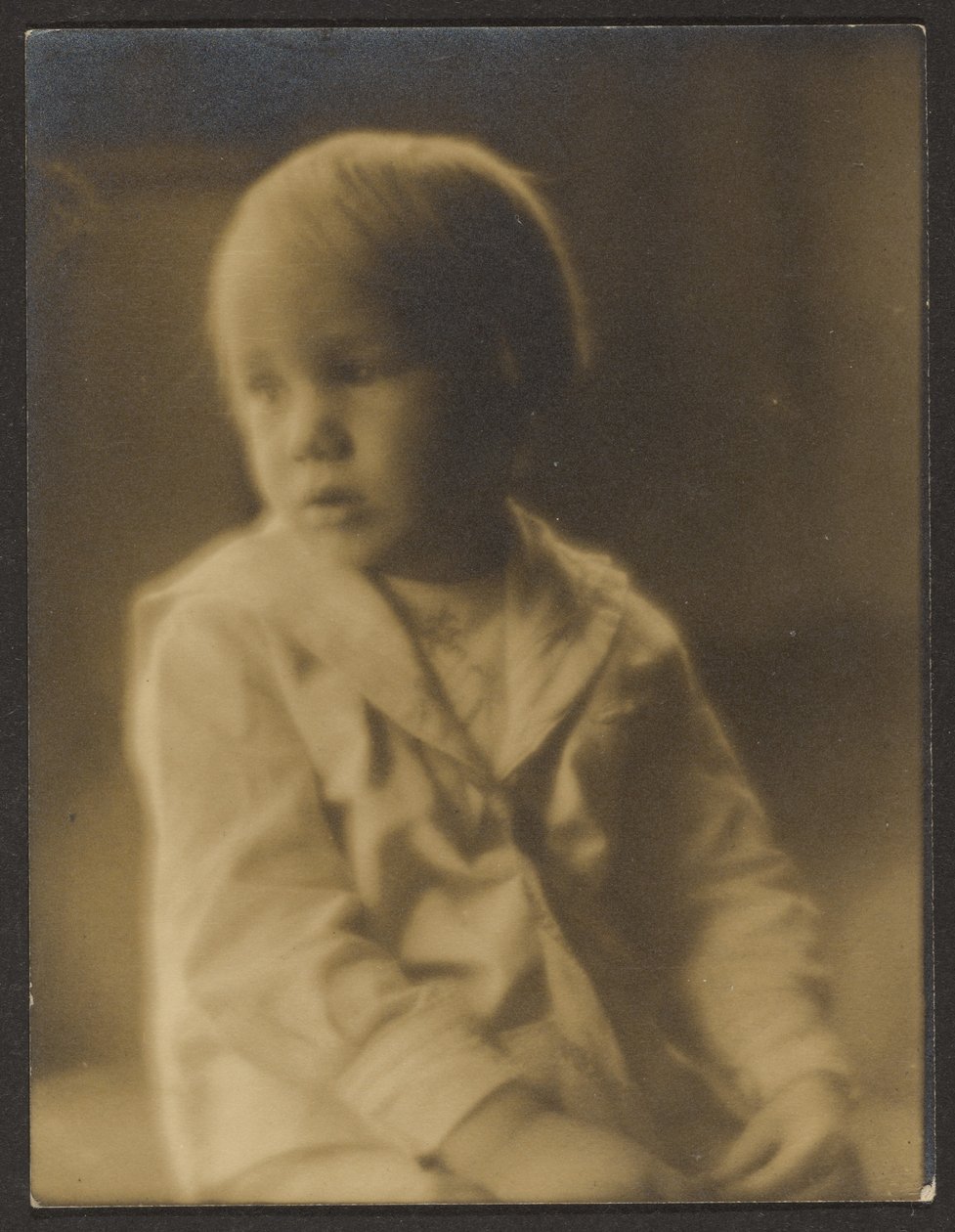 [Niño pequeño con uniforme de marinero] de Louis Fleckenstein