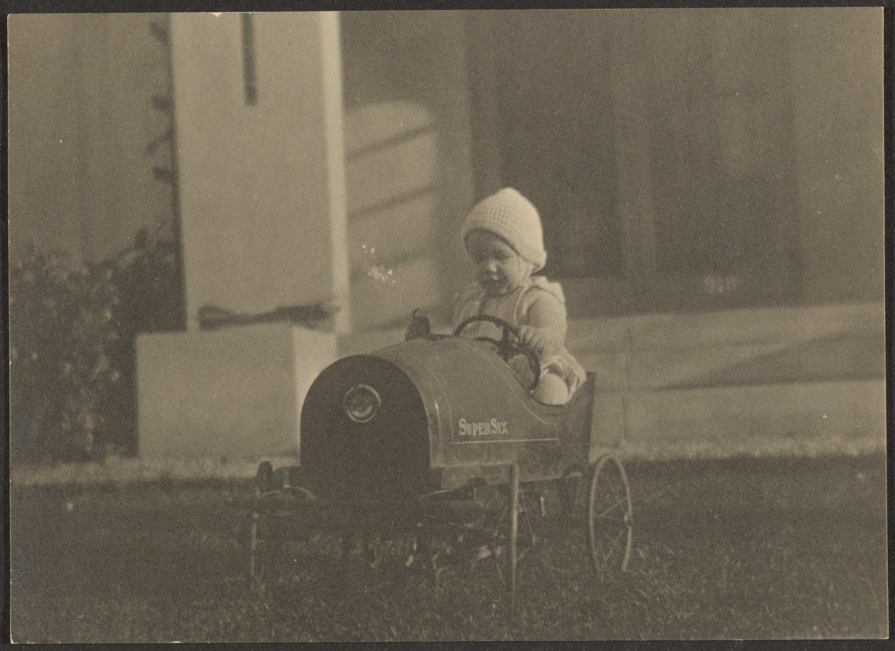 [Niño pequeño en un coche Super Seis] de Louis Fleckenstein