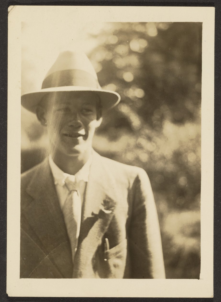 [Joven con sombrero fedora] de Louis Fleckenstein