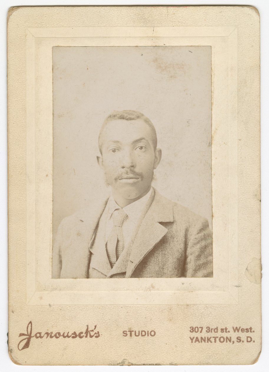 Fotografía de un hombre con chaqueta clara, chaleco y corbata, finales del siglo XIX de Louis Janousek