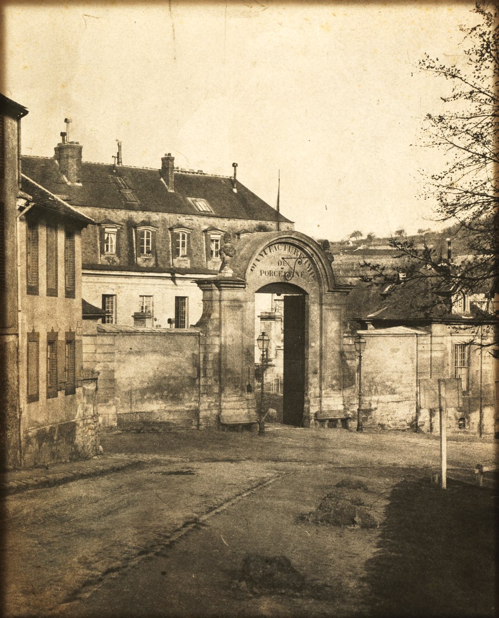 Entrada a la Fábrica de Sèvres, c. 1852 de Louis Rémy Robert