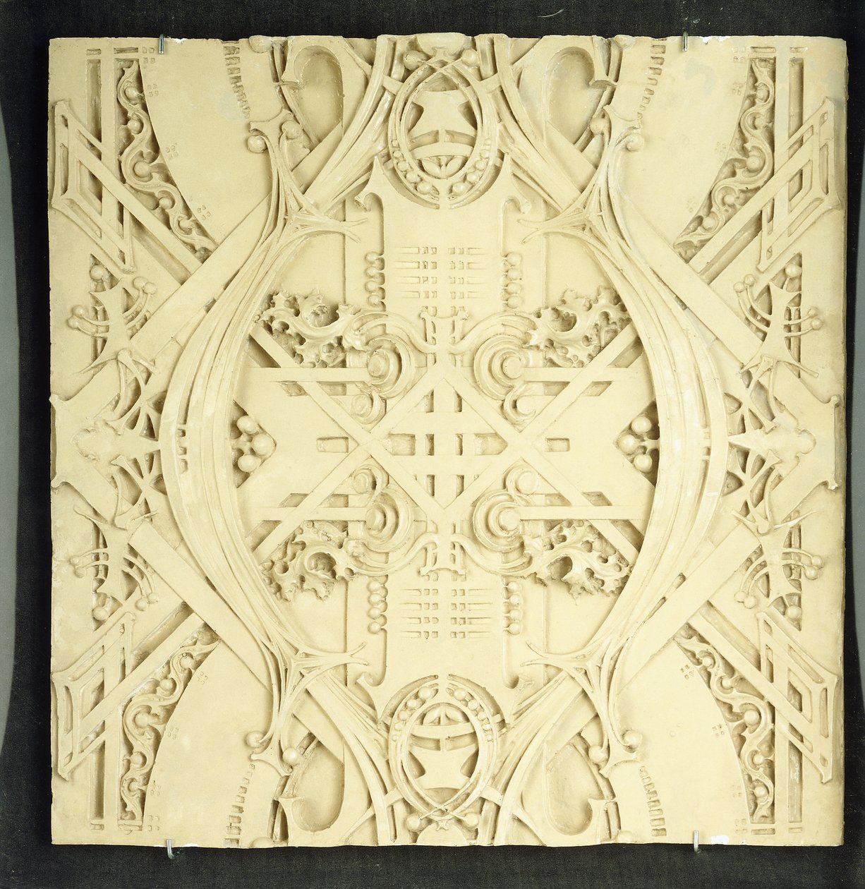 Un fragmento de techo, decorado con rollos elaborados y dispositivos foliares, 1906-1908 de Louis Sullivan
