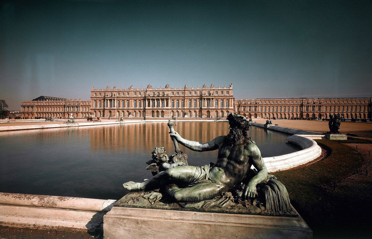 Vista de la fachada y las fuentes del parque del castillo de Versalles. Creado por los arquitectos Louis Le Vau (1612-1670) y Jules Hardouin Mansart (1646-1708) 1668-1684 Castillos de Versalles y Trianon, Versalles de Louis and Mansart Jules H.  Le Vau