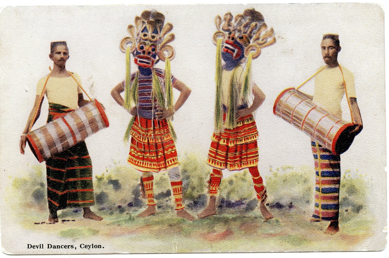 Bailarines del diablo, Ceilán, c.1900-20 (fotografía coloreada a mano) de Ltd. Ceylon Plâté