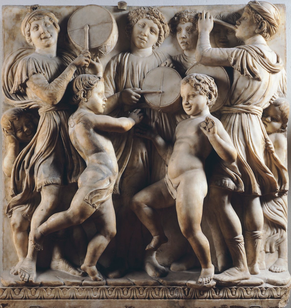 Niños y querubines bailando, cantando y tocando (detalle) por Cantoria (galería del coro) de Luca Della Robbia