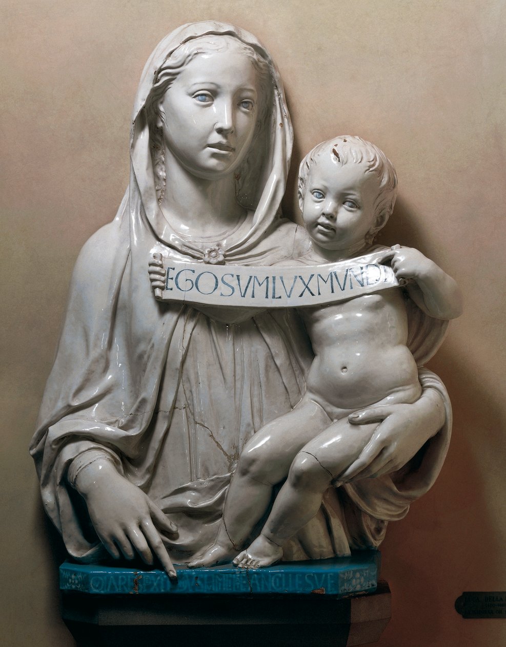 Santa Virgen con el Salvador Infante sosteniendo un pergamino de Luca Della Robbia