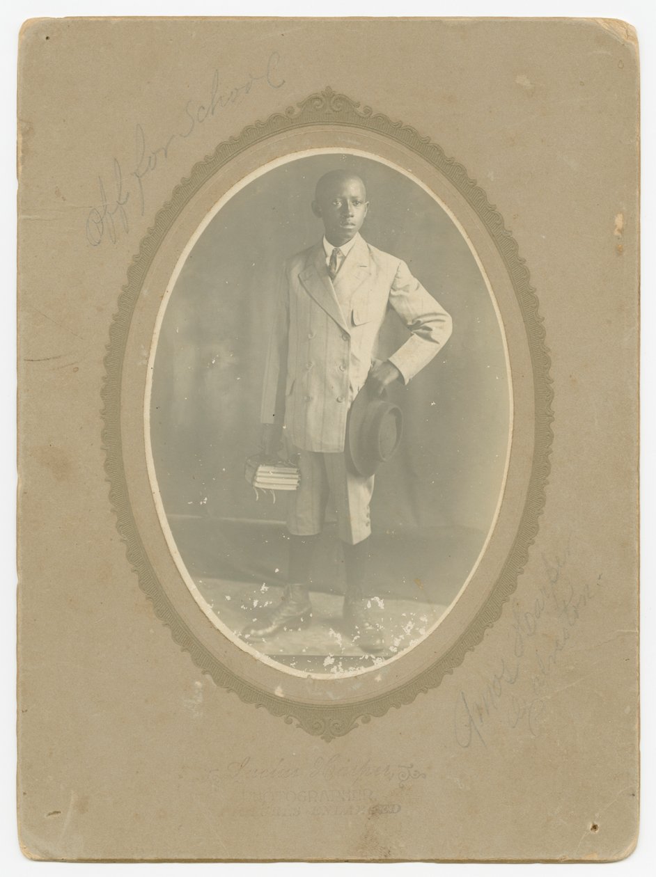 Fotografía de Amos Harper camino a la escuela de Lucius Harper