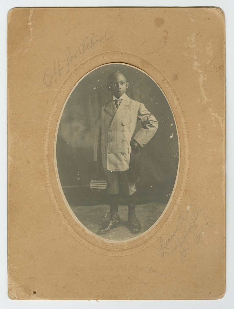 Fotografía de Lucius Harper, Jr. camino a la escuela, ca. 1910 de Lucius Harper