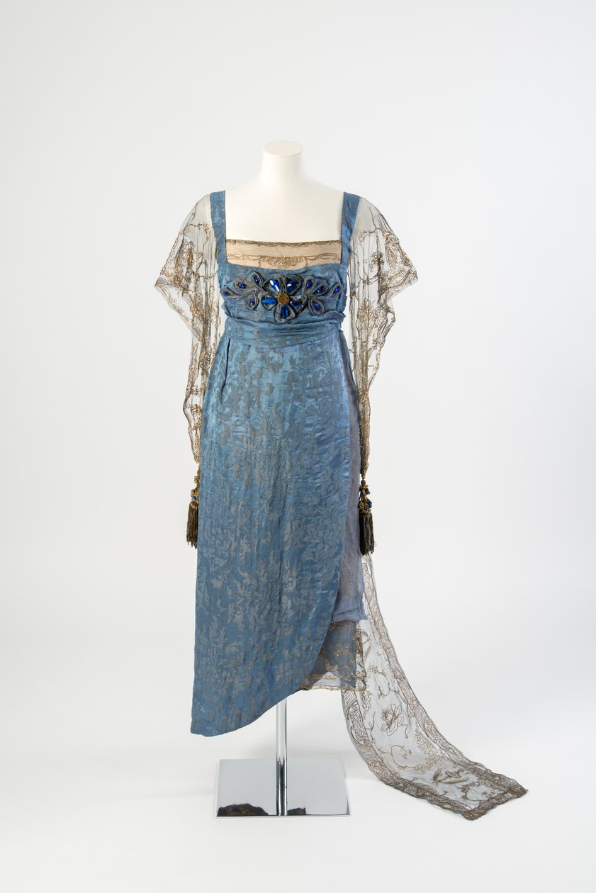 Vestido de noche de seda azul con mangas de red dorada y cola bordada en tiras de metal dorado y decorada con gemas azules y borlas, 1911 de Lucy Christiana, Lady Duff Gordon