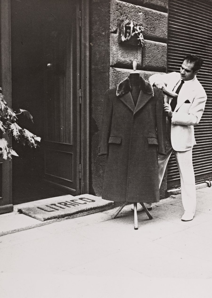 Angelo Litrico, estilista de Nikita Jruschov y de John F. Kennedy, Juan Perón, Tito y Dwight D. Eisenhower, en la puerta de su tienda de Roma. de Luigi Leoni