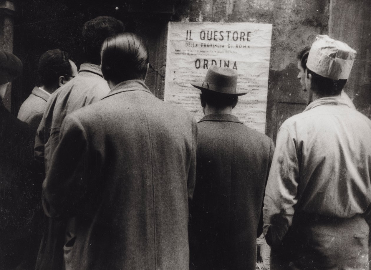 Grupo de personas que leen un cartel por orden del superintendente para la apertura del Carnaval de Roma de Luigi Leoni