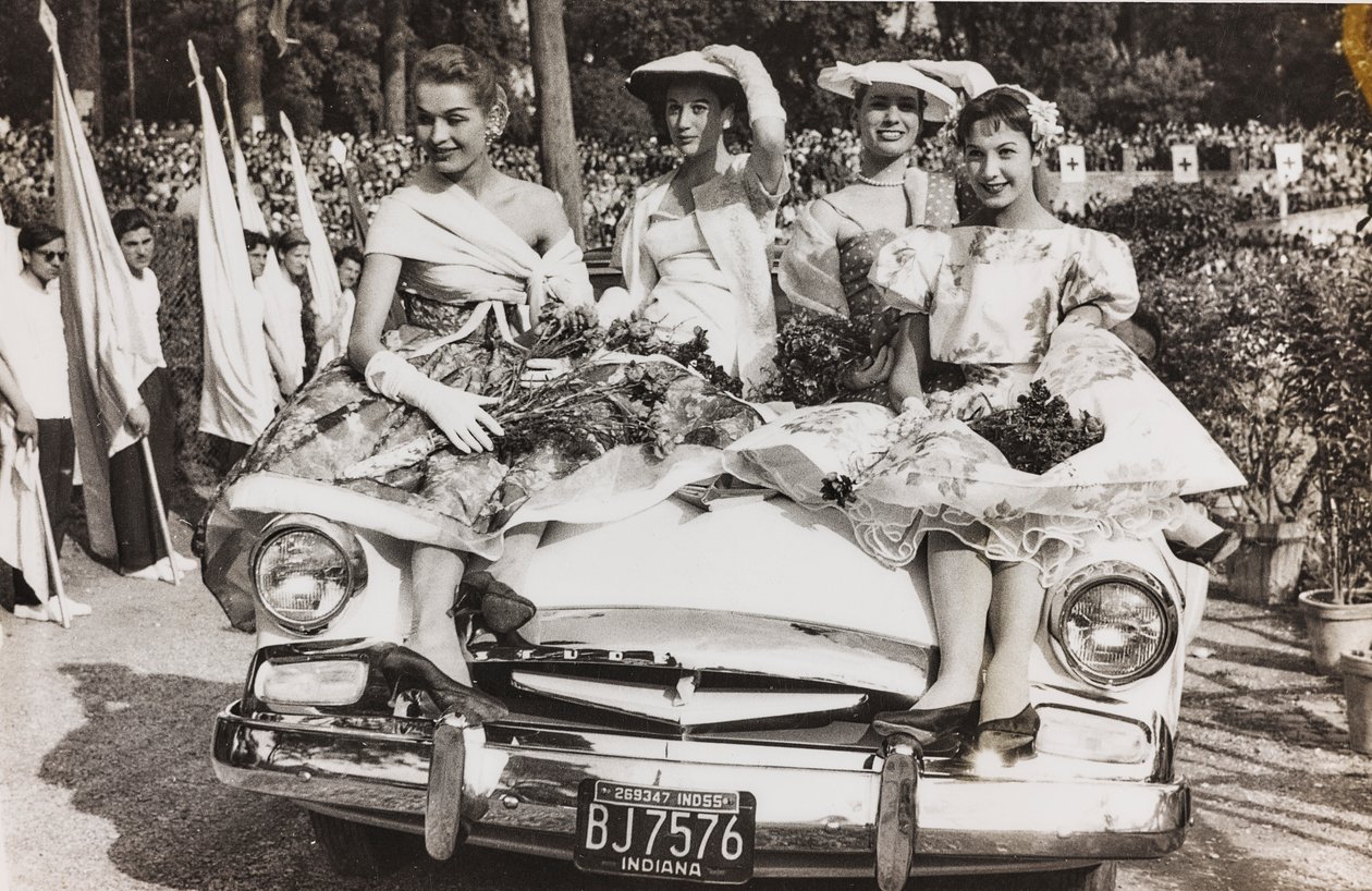 Maniquíes posando sobre un coche en la Piazza di Siena en Villa Borghese, Roma de Luigi Leoni