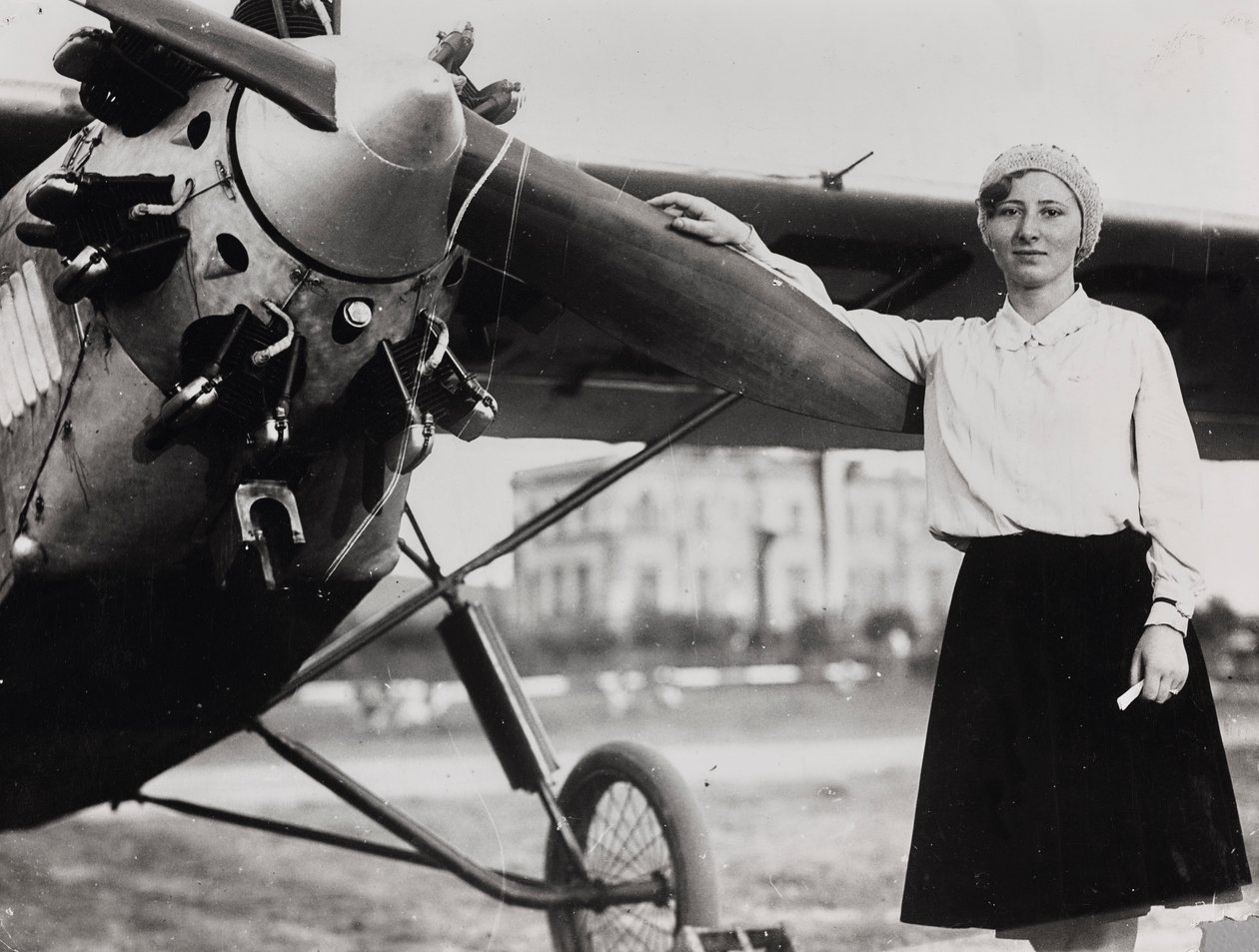 Miss Fumagalli primera mujer italiana en obtener un avión de piloto fotografiada en el aeropuerto de Littorio (Roma Urbe) de Luigi Leoni