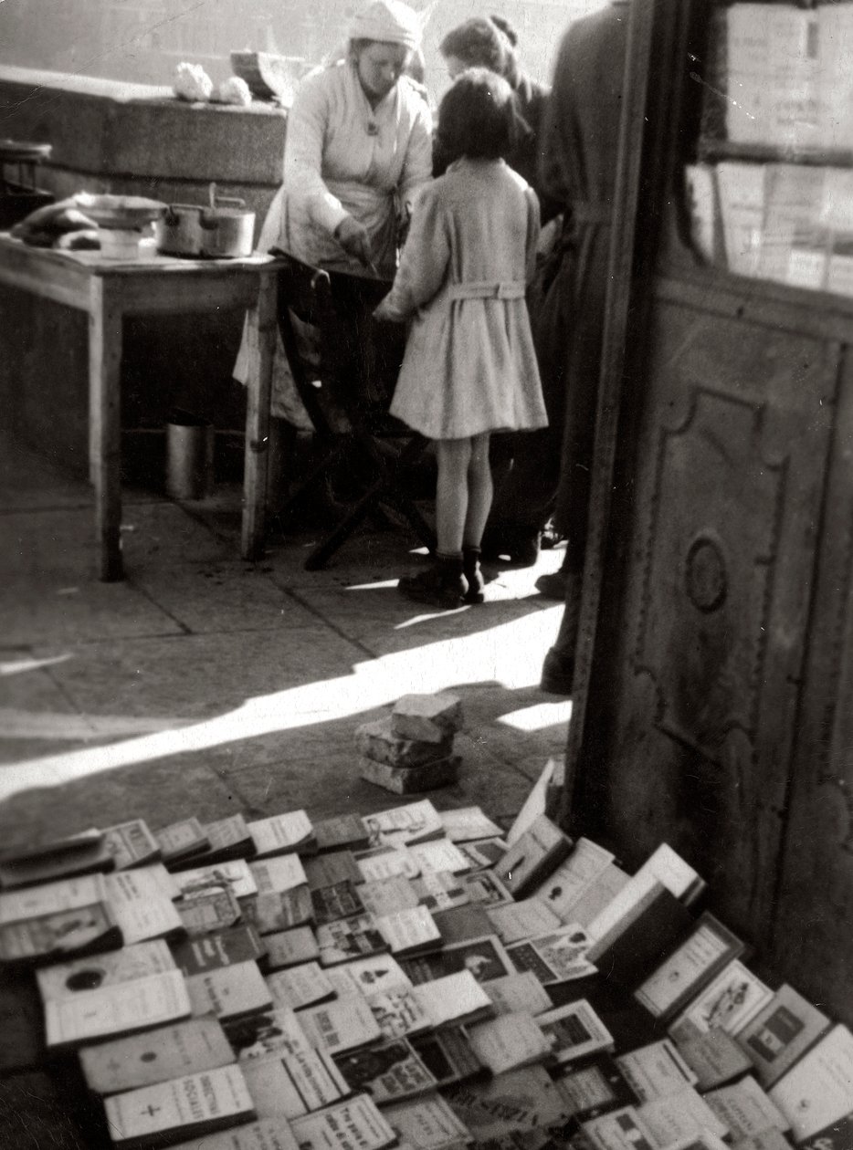 Venta de libros en la calle de Luigi Leoni
