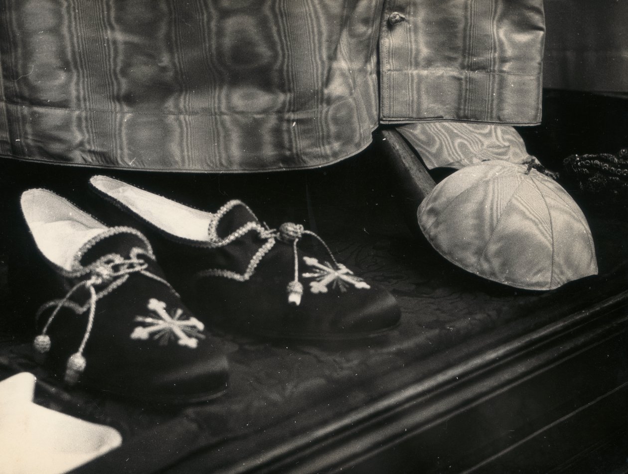 Zapatillas preparadas para el Papa en una muestra de vestimentas litúrgicas de Luigi Leoni