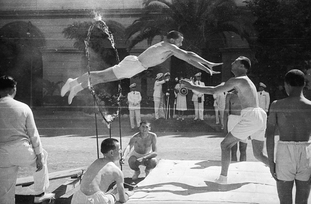 Evento deportivo CONI: Achille Starace (presidente del CONI de 1933 a 1939) ayudando a jóvenes atletas en la exhibición de gimnasia del fascismo. de Luigi Leoni
