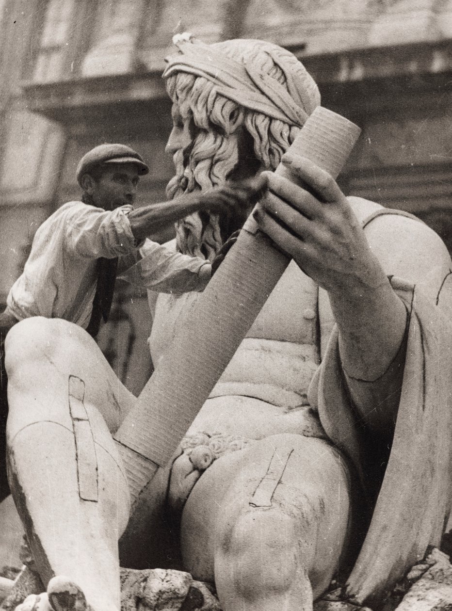 Trabajador en la escultura del Ganges en la Fuente de los Cuatro Ríos de la Plaza Navona de Roma de Luigi Leoni