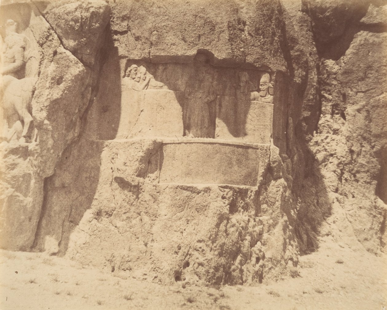 6 [Naksh-i Rustam, cerca de Persépolis], 1840s-60s de Luigi Pesce