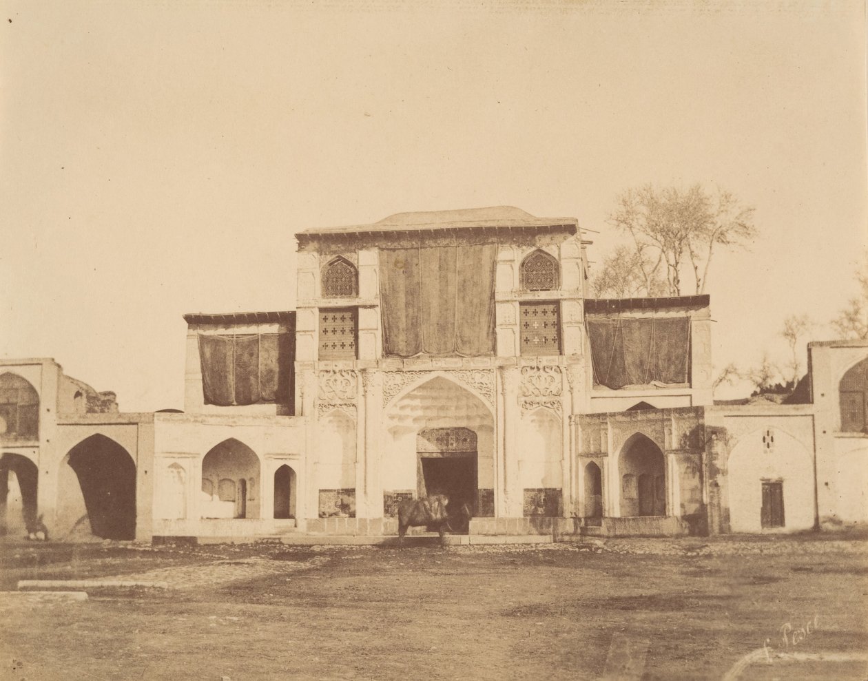 [La Sublime Puerta, Teherán, Irán], 1840s-60s de Luigi Pesce