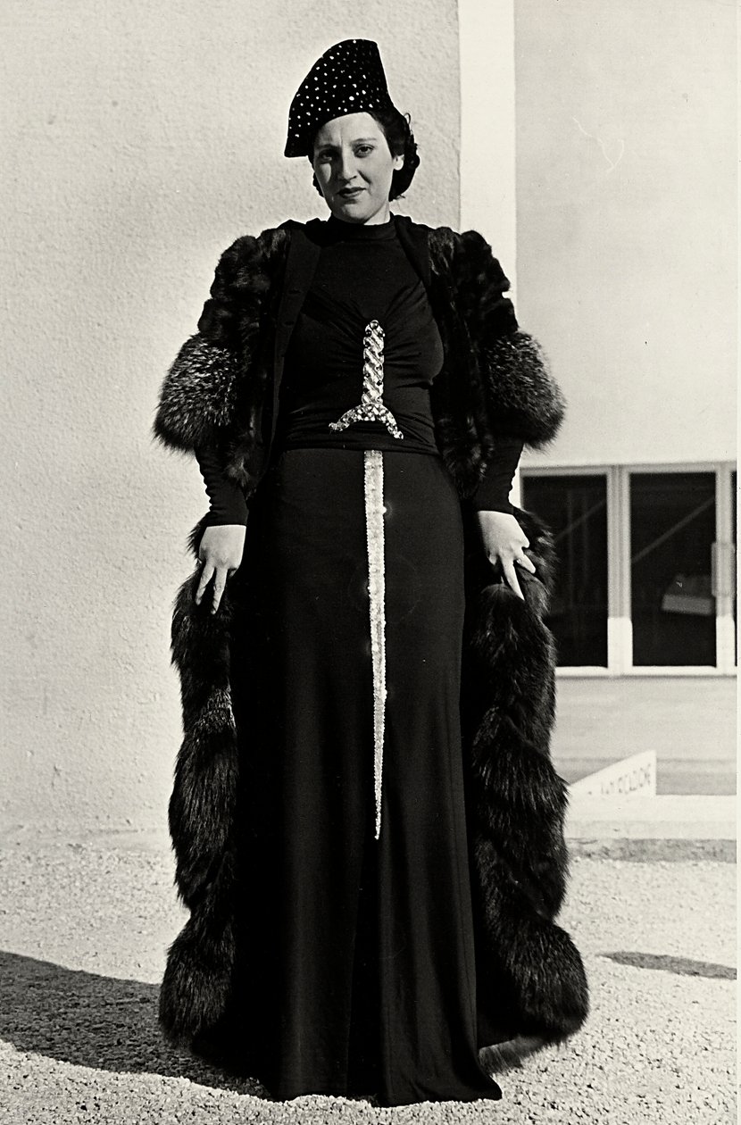 Modelo en vestido de noche creado por la casa de alta costura italiana "Dragoni" de Luis Bogino