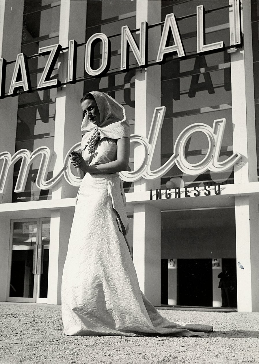 Modelo en vestido de novia creado por la casa de alta costura "Lamma" de Luis Bogino