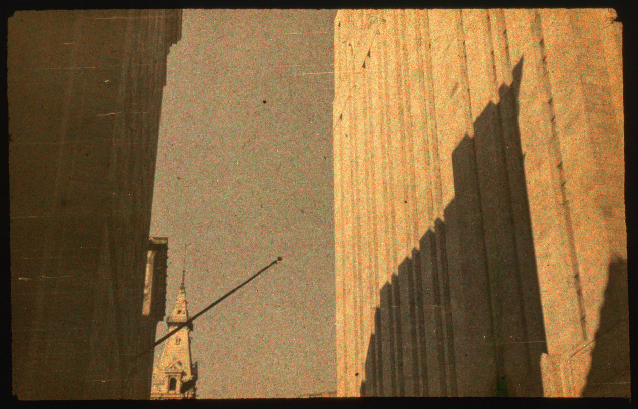 FotografÃa en color de edificios urbanos con Autochrome LumiÃ¨re y una cÃ¡mara de 35 mm... de Luis Marden