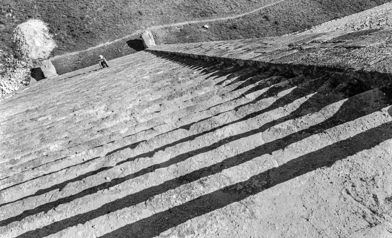 Escalones que ascienden a la ruina monumental maya, pirámide de Chichén Itzá. 1936 de Luis Marden